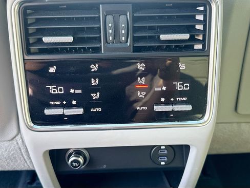 Used 2023 Porsche Cayenne Platinum Edition image 27