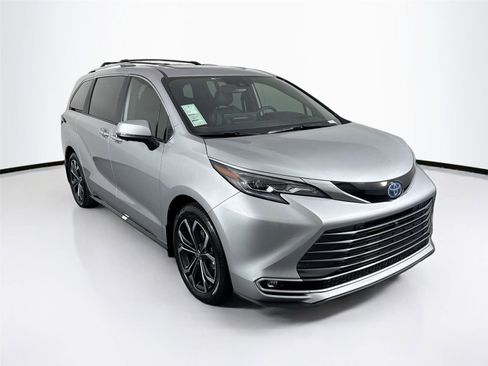 Certified 2025 Toyota Sienna Platinum image 10