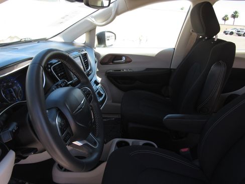 Used 2023 Chrysler Voyager LX FWD image 16