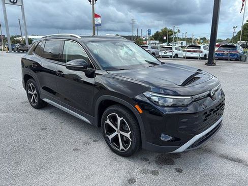 New 2025 Volkswagen Tiguan SE image 8