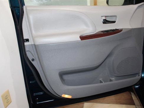 Used 2012 Toyota Sienna XLE FWD image 23