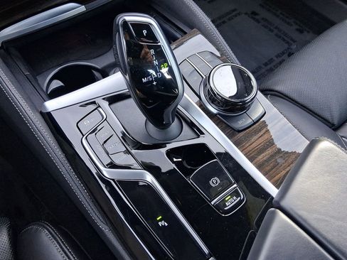 Used 2021 BMW M550i xDrive w/ Dynamic Handling Package image 17