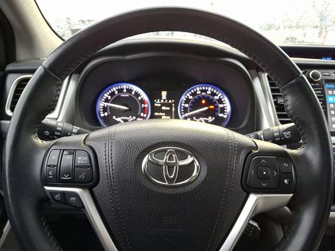 Used 2016 Toyota Highlander XLE image 19