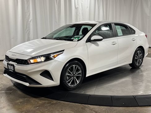 Certified 2022 Kia Forte LXS w/ LXS Technology Package FWD image 1