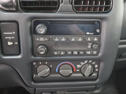 Used 2002 Chevrolet S10 Pickup 2WD Regular Cab w/ Preferred Equipment Group image 18