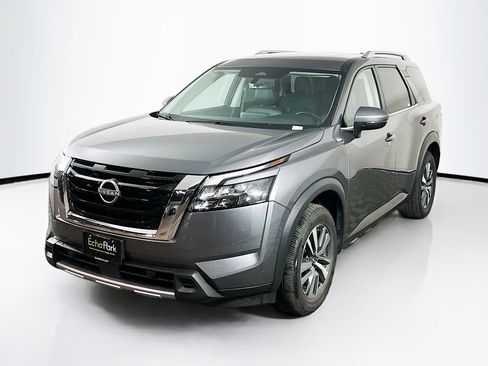 Used 2025 Nissan Pathfinder SL image 3