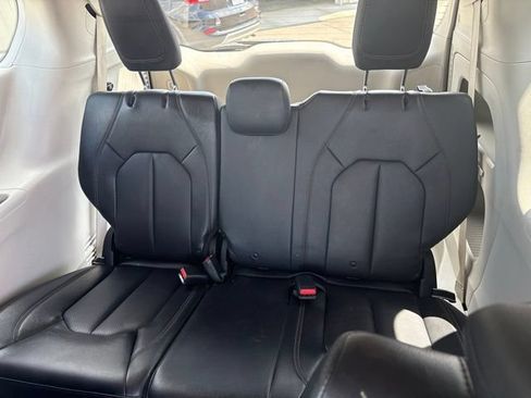 Used 2018 Chrysler Pacifica Touring-L w/ Advanced Safetytec Group FWD image 11