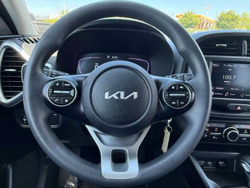 Used 2025 Kia Soul LX w/ LX Technology Package FWD image 16