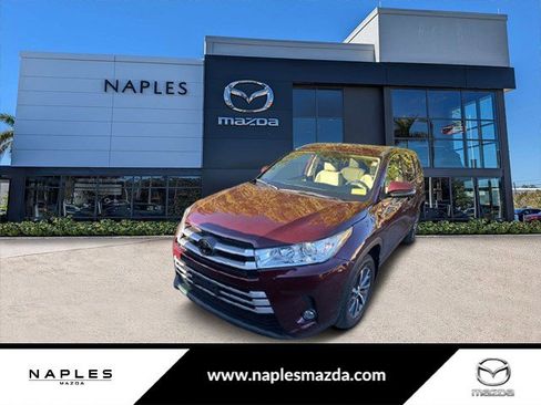 Used 2018 Toyota Highlander SE image 1