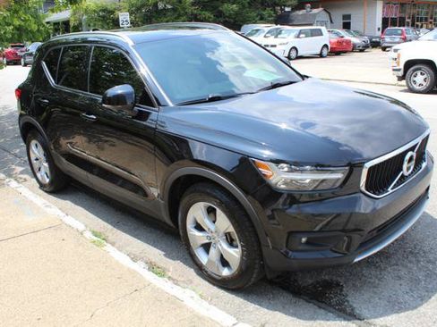 Used 2022 Volvo XC40 T5 Momentum image 2