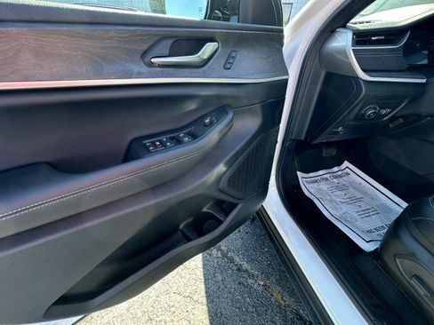 New 2025 Jeep Grand Cherokee Limited w/ Black Appearance Package image 18