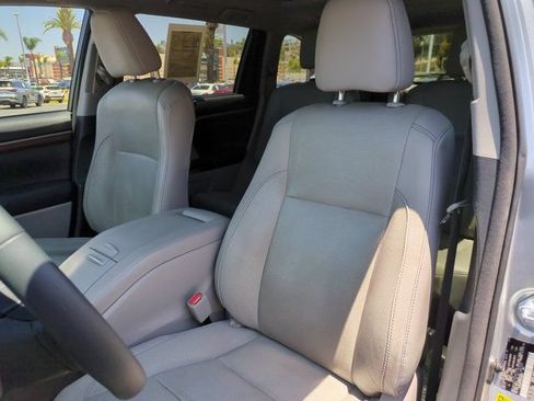 Used 2016 Toyota Highlander Limited Platinum FWD image 11