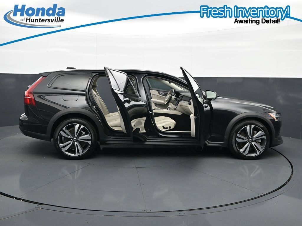 Used 2025 Volvo V60 B5 Cross Country Plus AWD/4WD image 42