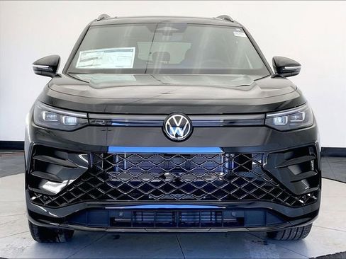 New 2026 Volkswagen Tiguan SE R-Line image 3