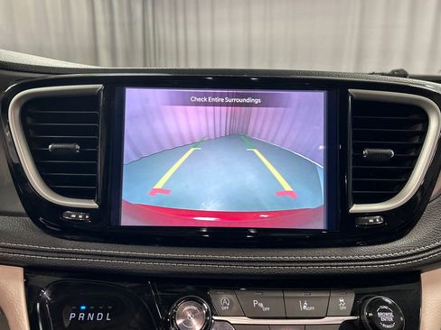 Used 2024 Chrysler Pacifica Touring-L image 18