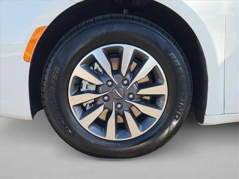 Used 2024 Chrysler Pacifica Limited FWD image 24