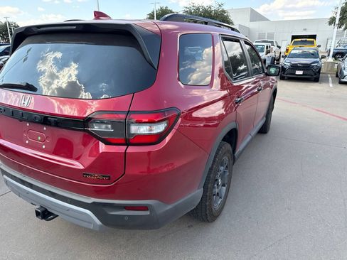 Used 2025 Honda Pilot TrailSport image 7
