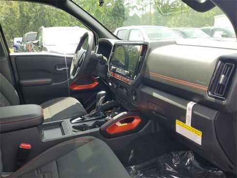 Used 2025 Nissan Frontier PRO-4X image 30
