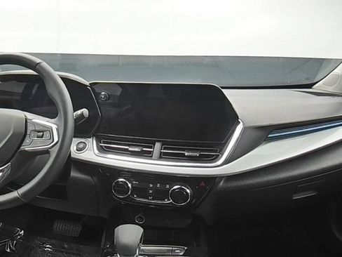 Used 2025 Chevrolet Trax LT w/ LT Convenience Package FWD image 22