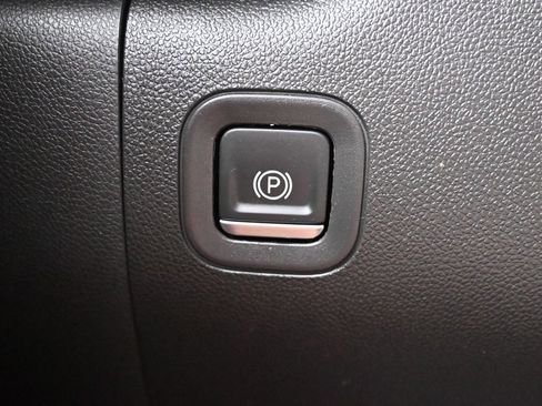 Used 2022 Chevrolet Silverado 1500 LT RWD image 17