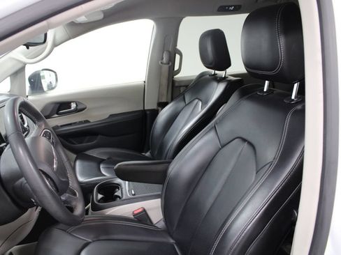 Used 2023 Chrysler Pacifica Touring-L FWD image 13