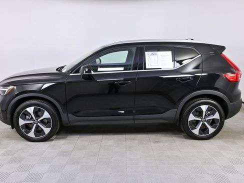 Used 2025 Volvo XC40 B5 Plus image 2