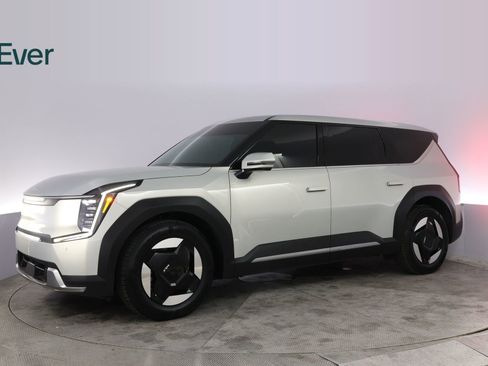 Used 2024 Kia EV9 Light Long Range RWD image 18