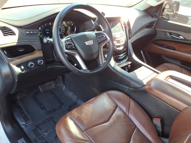 Used 2018 Cadillac Escalade Luxury AWD/4WD image 3