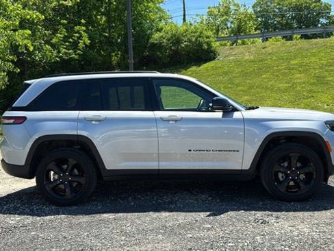 Certified 2025 Jeep Grand Cherokee Altitude AWD/4WD image 5