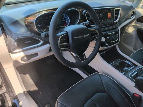 Used 2023 Chrysler Pacifica Limited FWD image 16