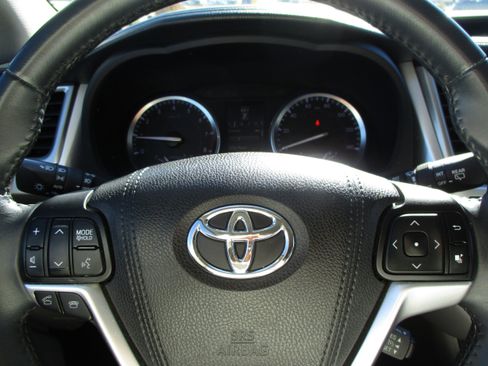 Used 2016 Toyota Highlander Limited image 17