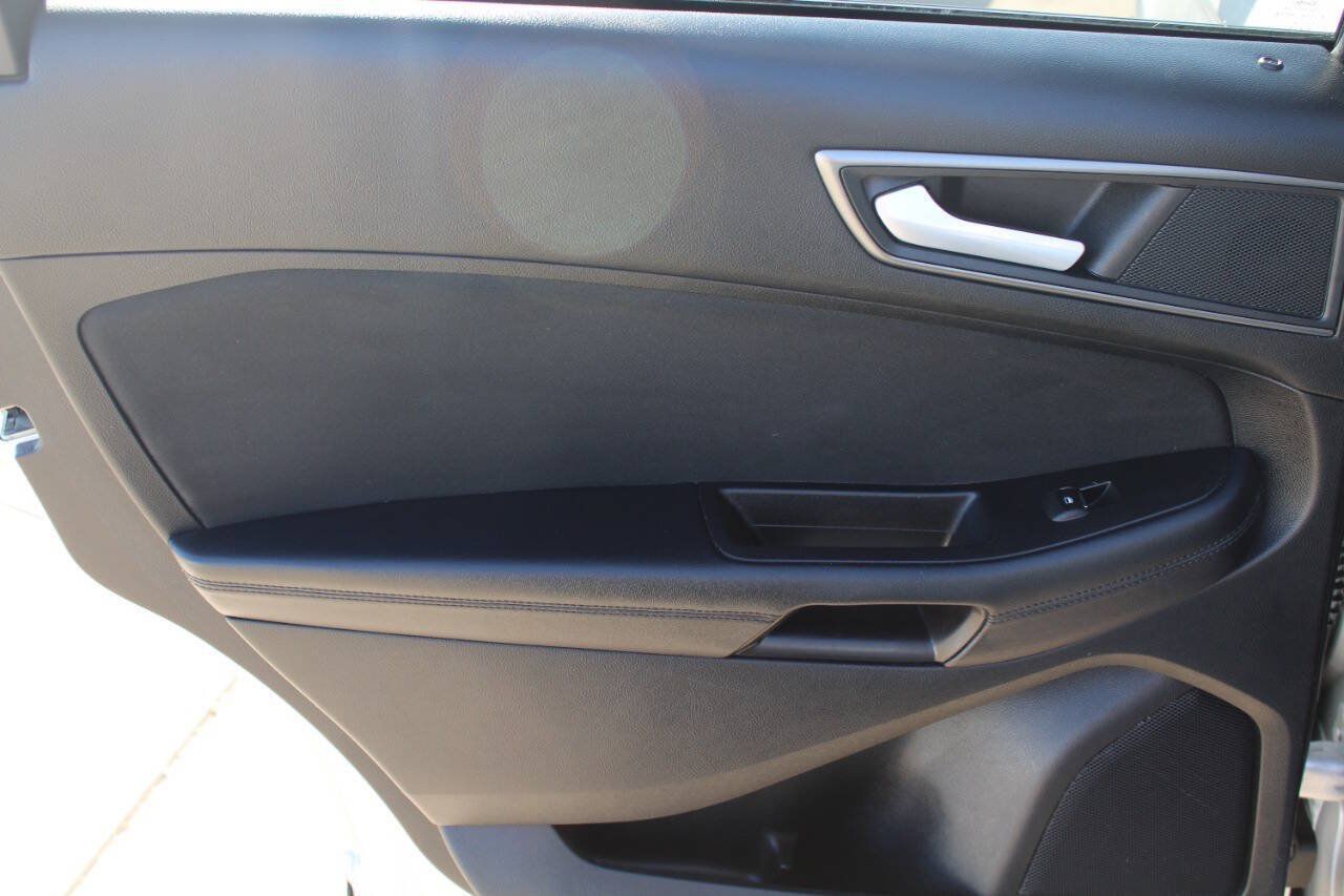 Used 2018 Ford Edge SE FWD image 15