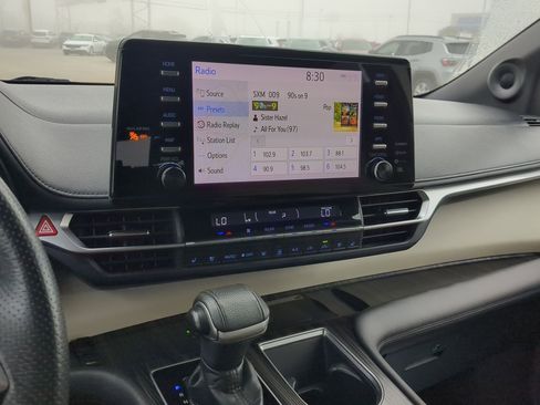 Used 2021 Toyota Sienna Limited image 23