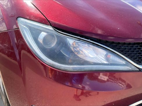 Used 2018 Chrysler Pacifica Touring-L FWD image 26