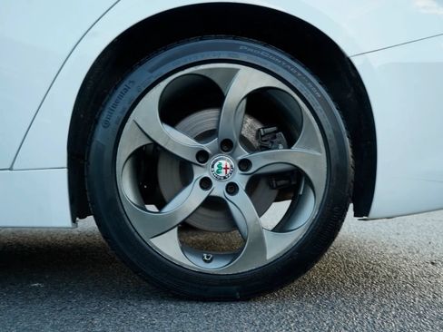 Used 2017 Alfa Romeo Giulia AWD image 15