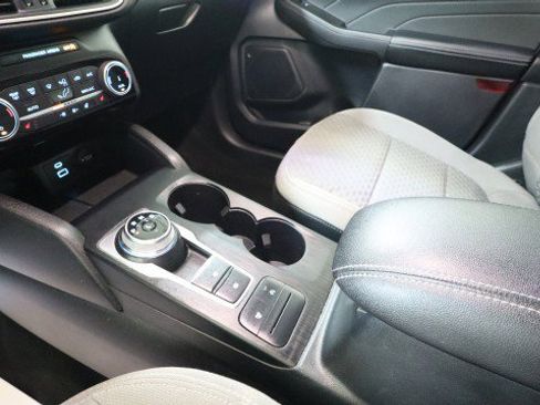 Used 2022 Ford Escape SE w/ SE Sport Appearance Package image 17