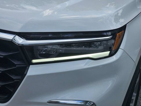 Used 2025 Honda Pilot EX-L image 9