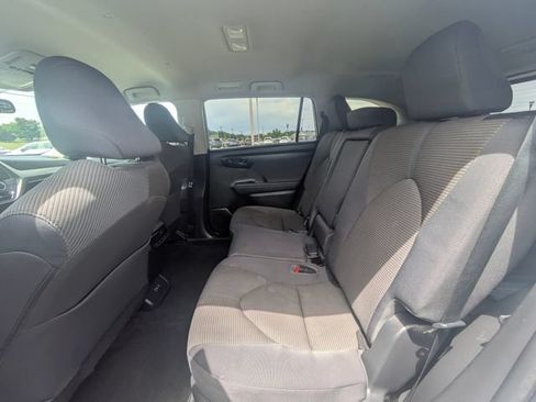 Used 2023 Toyota Highlander LE AWD/4WD image 13