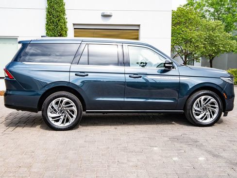 Used 2025 Lincoln Navigator Reserve AWD/4WD image 11