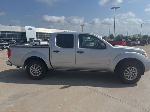 Used 2014 Nissan Frontier SV RWD image 2