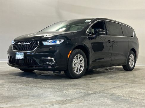 New 2025 Chrysler Pacifica Select image 2