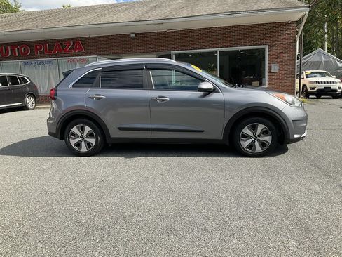 Used 2017 Kia Niro LX FWD image 4