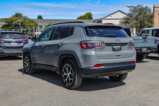 Used 2024 Jeep Compass Latitude AWD/4WD image 6