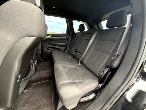 Used 2017 Jeep Grand Cherokee Laredo w/ Quick Order Package 2BE image 9