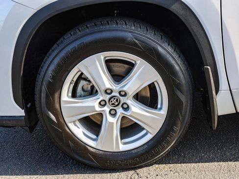 Used 2023 Toyota Highlander LE FWD image 29