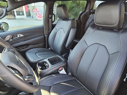 New 2026 Chrysler Pacifica Select image 24