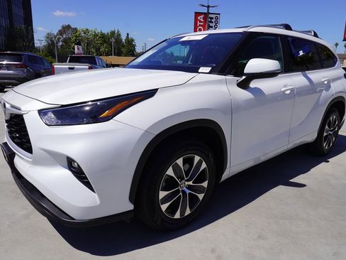 Certified 2024 Toyota Highlander XLE FWD image 4