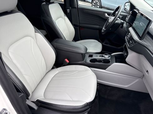 Certified 2025 Ford Escape Platinum w/ Premium Technology Package image 9