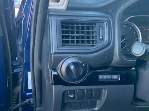 Used 2022 Nissan Titan SV AWD/4WD image 19