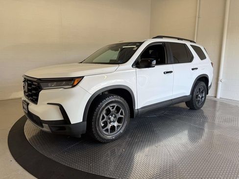 Used 2025 Honda Pilot TrailSport image 1